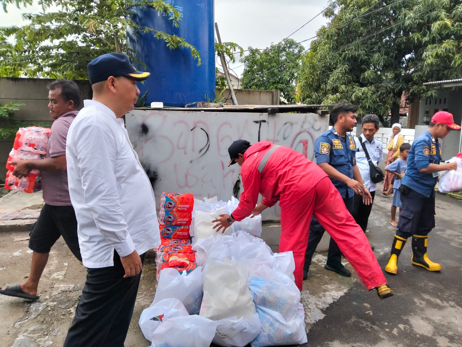 BPBD Kabupaten Tangerang Salurkan Bantuan Logistik Kepada Warga Terdampak Banjir di Desa Lemo Kecamatan Teluk Naga