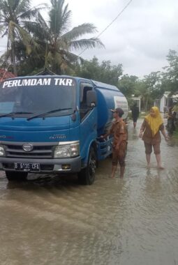 Gerak Cepat PERUMDAM TKR Kabupaten Tangerang Salurkan Bantuan Air Bersih Untuk Warga Dampak Banjir