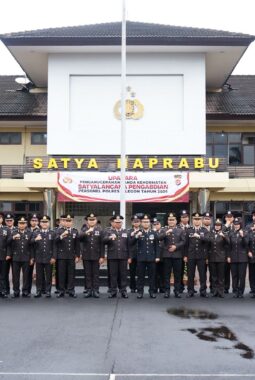 Polres Cilegon Anugerahkan Satya Lencana Pengabdian kepada 51 Personel Berprestasi