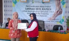 Latihan Heel Raises Bersama Ibu Kusniawati untuk Meningkatkan Sirkulasi Darah pada Penderita Diabetes 