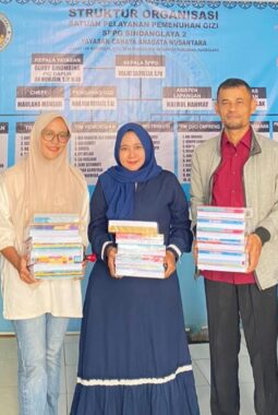 Wujud Kepedulian, SPPG Sindanglaya 2 Bagikan Buku Tulis kepada 51 Siswa Yatim Piatu